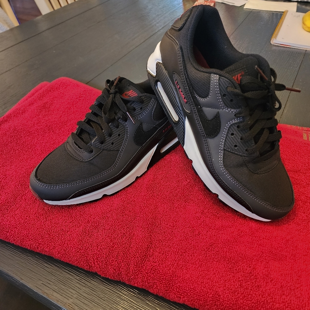 Men's Nike AirMax size 9.5 Black/Black/Bordeaux